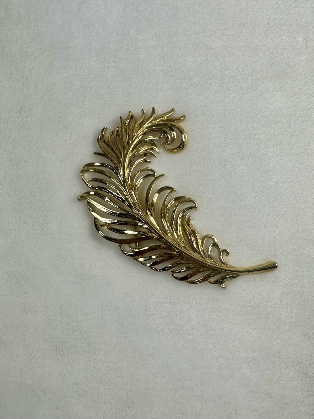 VINTAGE TRIFARI Gold Tone Feather or Leaf Motif Brooch 3”